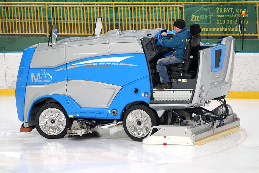 Zamboni-cleaning-in-hockey-ice-stadium