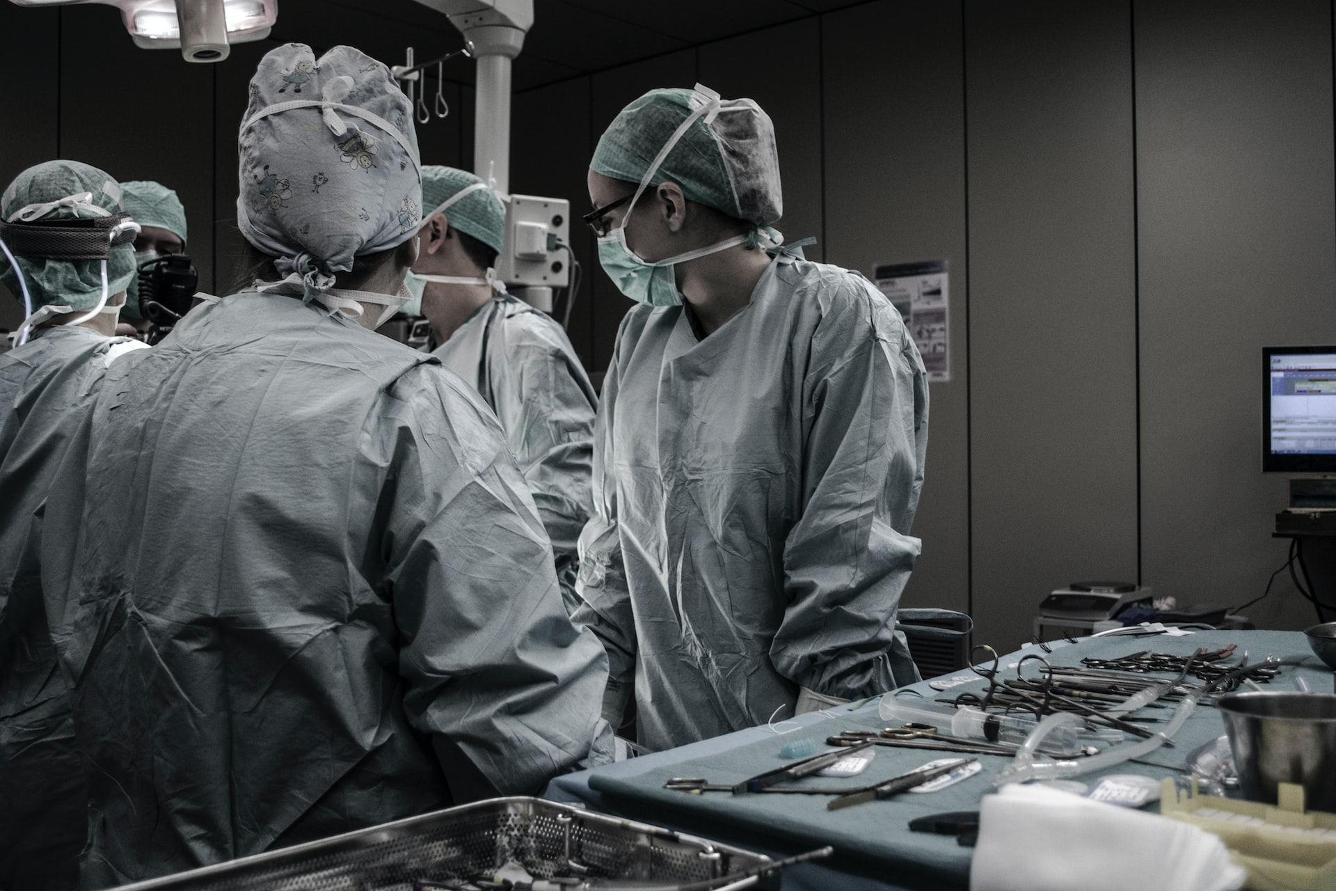 types of malpractice - surgeons in operating room